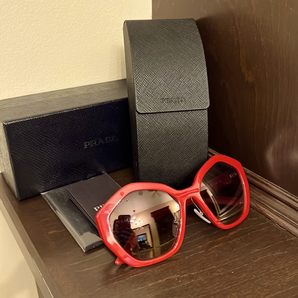 Prada sunglasses. Authentic. Excellent condition